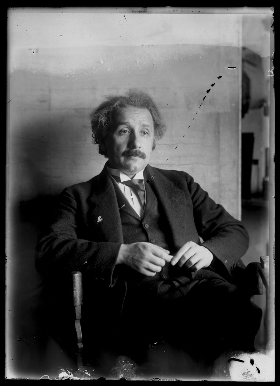 アルベルト・アインシュタイン（1879-1955）の写真 作： フェルディナンド・シュムッツァー