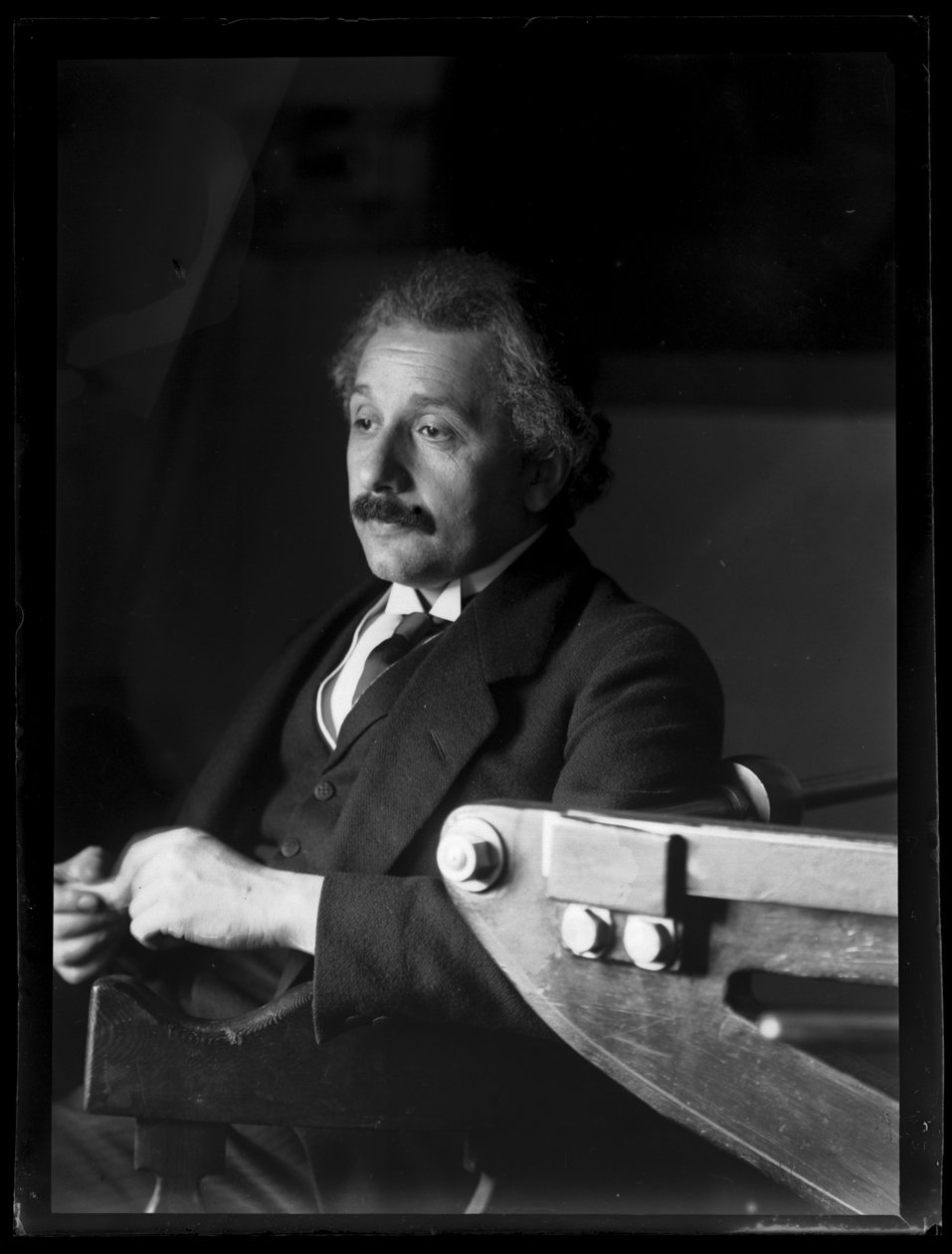 アルベルト・アインシュタイン（1879-1955）の写真 作： フェルディナンド・シュムッツァー
