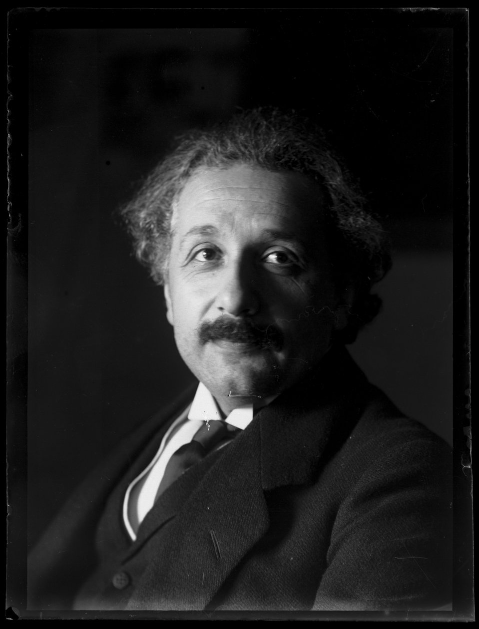 アルベルト・アインシュタイン（1879-1955）の写真 作： フェルディナンド・シュムッツァー