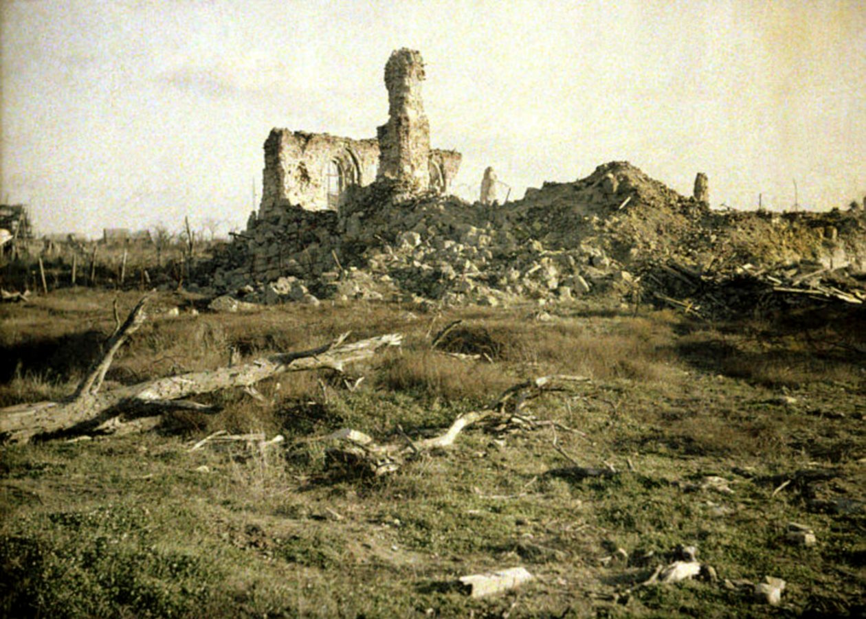 戦争中に損傷した教会、ショーン、ソンム、フランス、1917年（オートクローム） 作： フェルナンド・キュービル