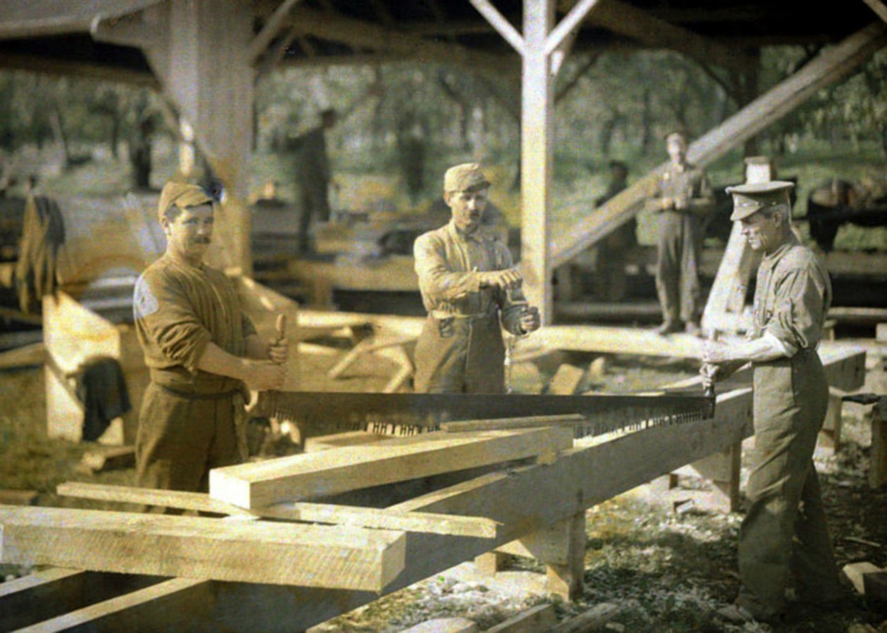 製材所で働くカナダの兵士、ケミー、フランスのオワーズ、1917年（オートクローム） 作： フェルナンド・キュービル