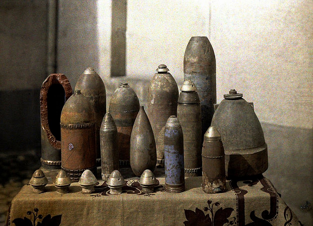 不発弾ドイツ砲弾のコレクション、ランス、マルヌ、フランス、1917年（オートクローム） 作： フェルナンド・キュービル