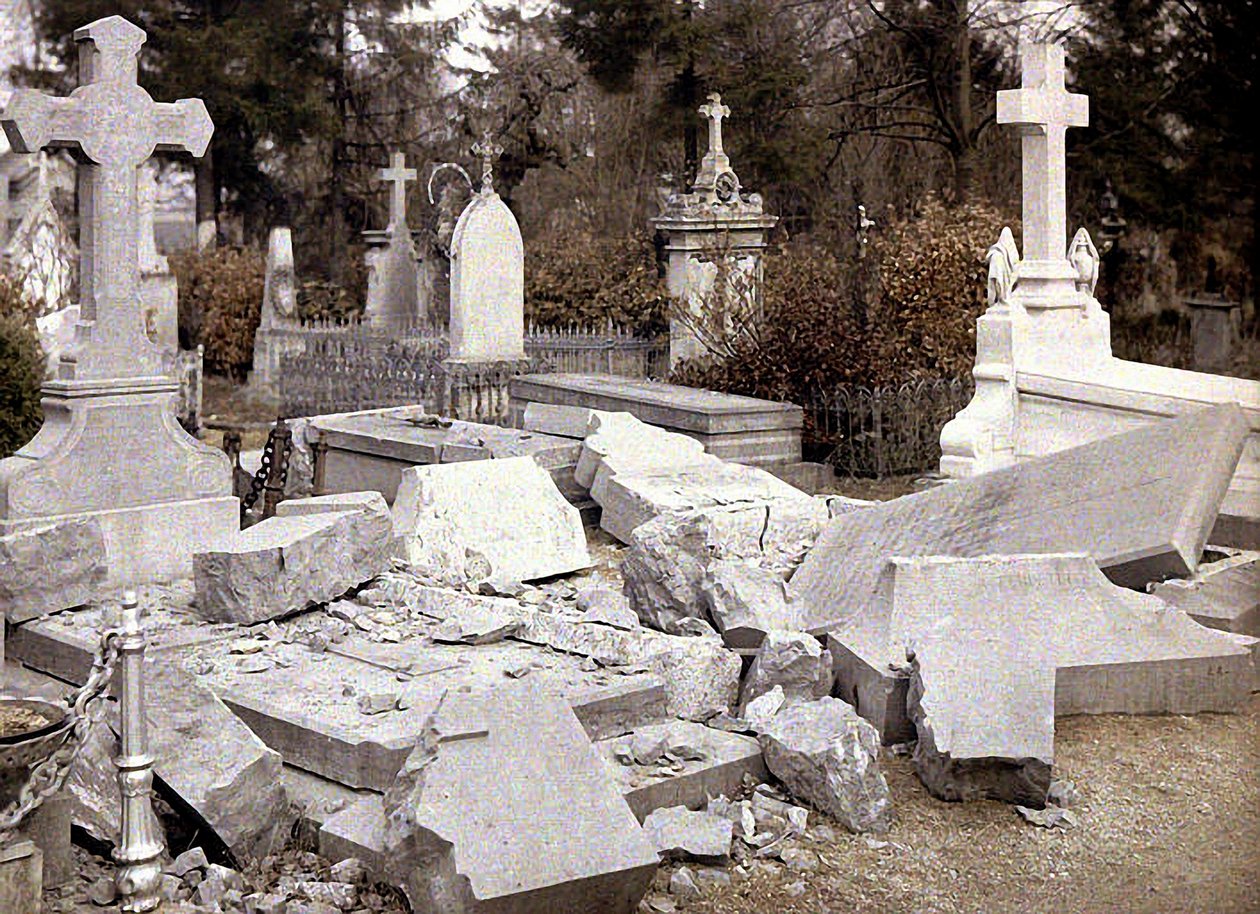 北墓地、ランス、マルヌ、フランス、1917年に破損した墓（オートクローム） 作： フェルナンド・キュービル