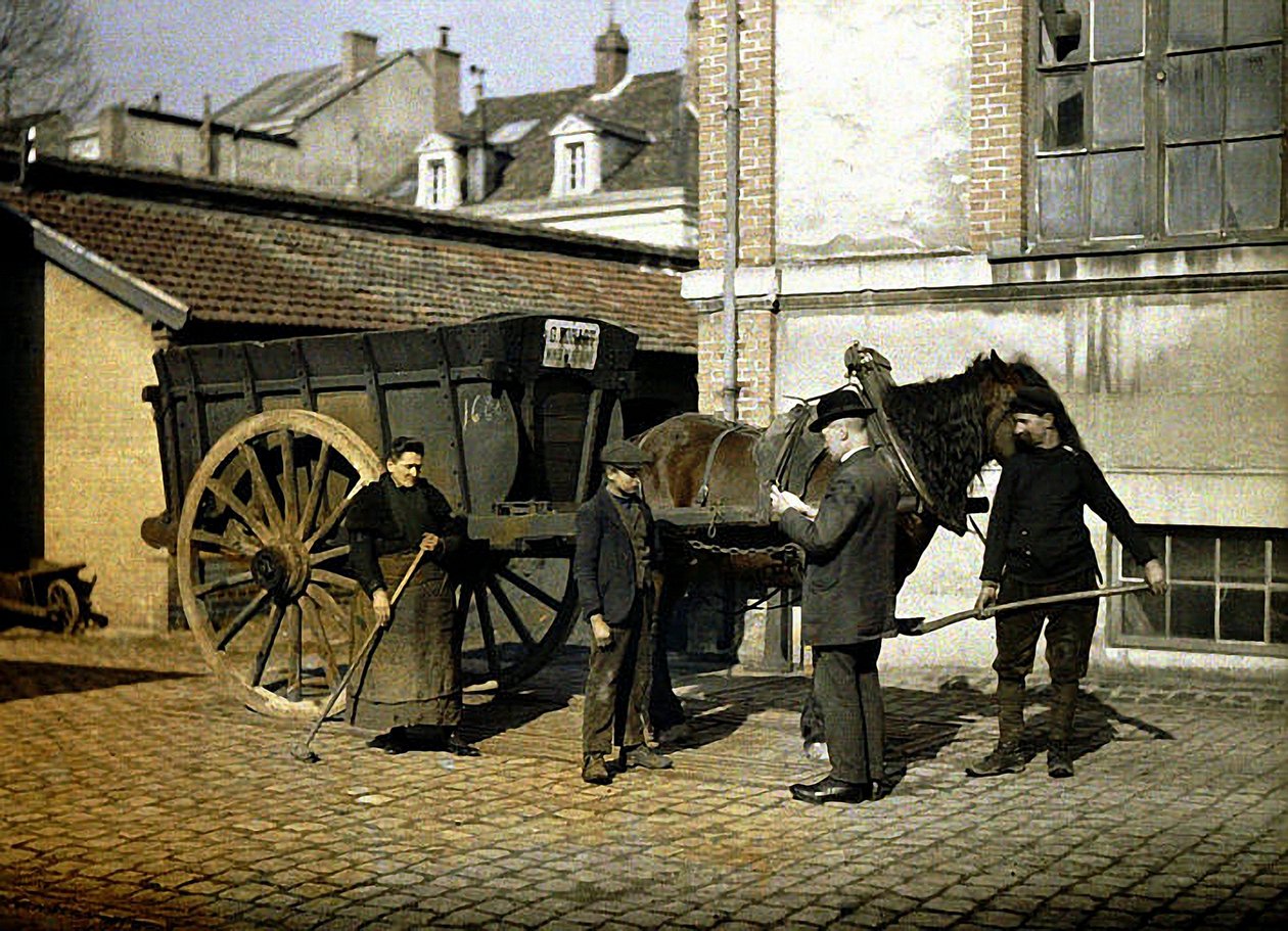 1917年フランス、マルヌのランス、馬と荷車を持ったメゾンロハートの従業員（オートクローム） 作： フェルナンド・キュービル