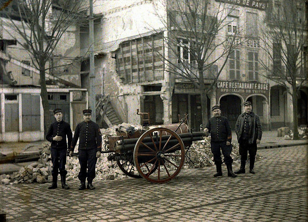 1917年にフランスのマルヌにあるランスの設備を備えた4人の消防士（オートクローム） 作： フェルナンド・キュービル