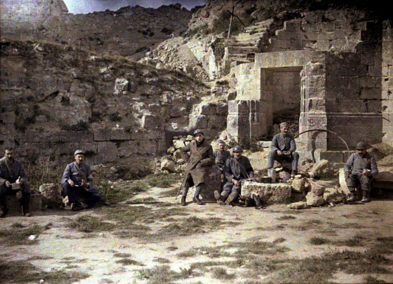 ランチを食べているフランスの兵士、クシールシャトーオフリック、エーヌ、フランス、1917年（オートクローム） 作： フェルナンド・キュービル