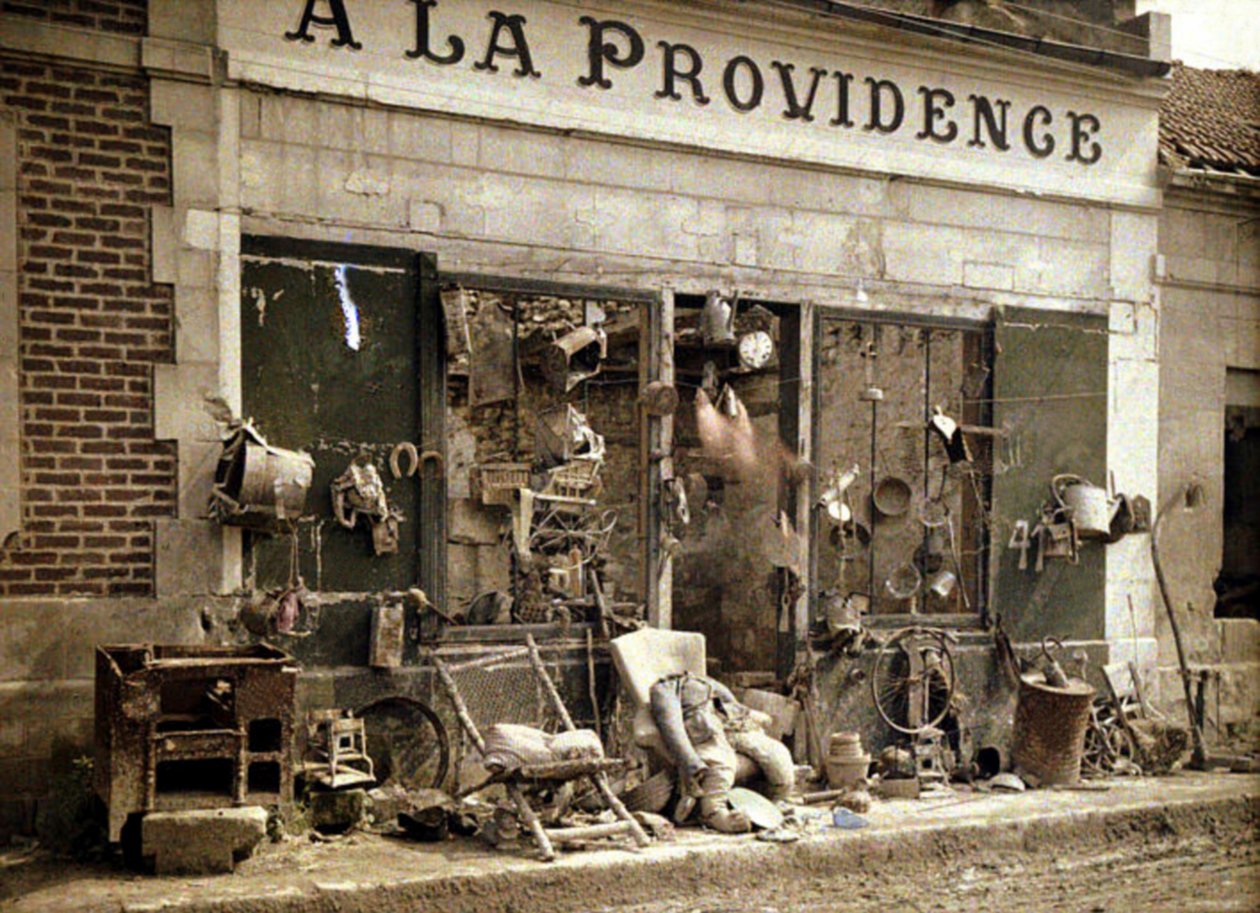 ドイツ人の後退後のジャンクショップ「アラプロビデンス」、Bucy-le-Long、アイヌ、フランス、1917年（オートクローム） 作： フェルナンド・キュービル