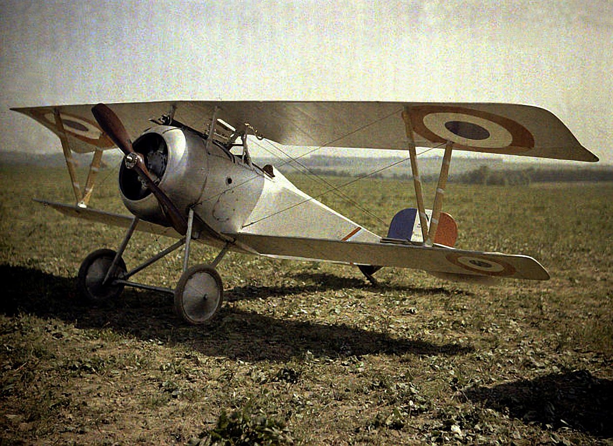 ニューポート複葉機、アイヌ、フランス、1917年（オートクローム） 作： フェルナンド・キュービル