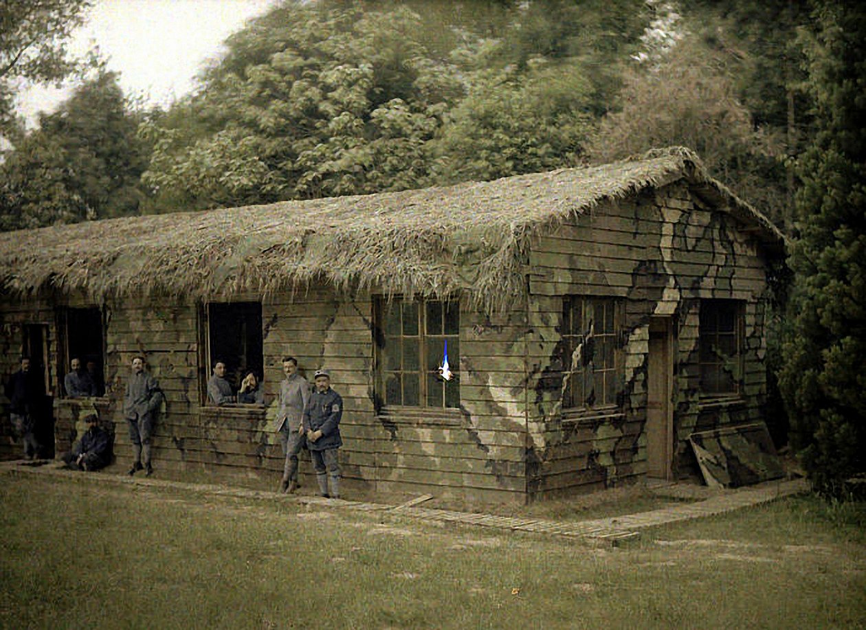 軍事迷彩を備えた木造の建物にいる9人のフランス兵、ソワソン、アイヌ、フランス、1917年（オートクローム） 作： フェルナンド・キュービル
