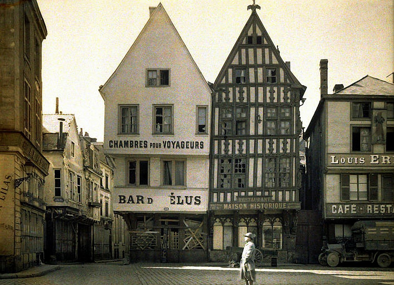 1917年フランス、ランス、マルシェ広場の古い家屋（オートクローム） 作： フェルナンド・キュービル