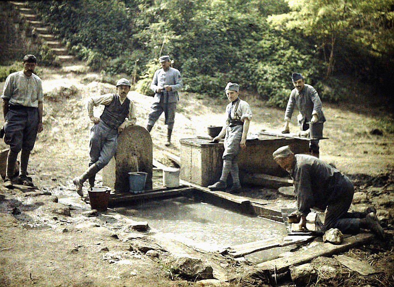 1917年、フランスのエーヌにあるソワソンの噴水でバケツと洗濯物を持った6人のフランス兵（オートクローム） 作： フェルナンド・キュービル