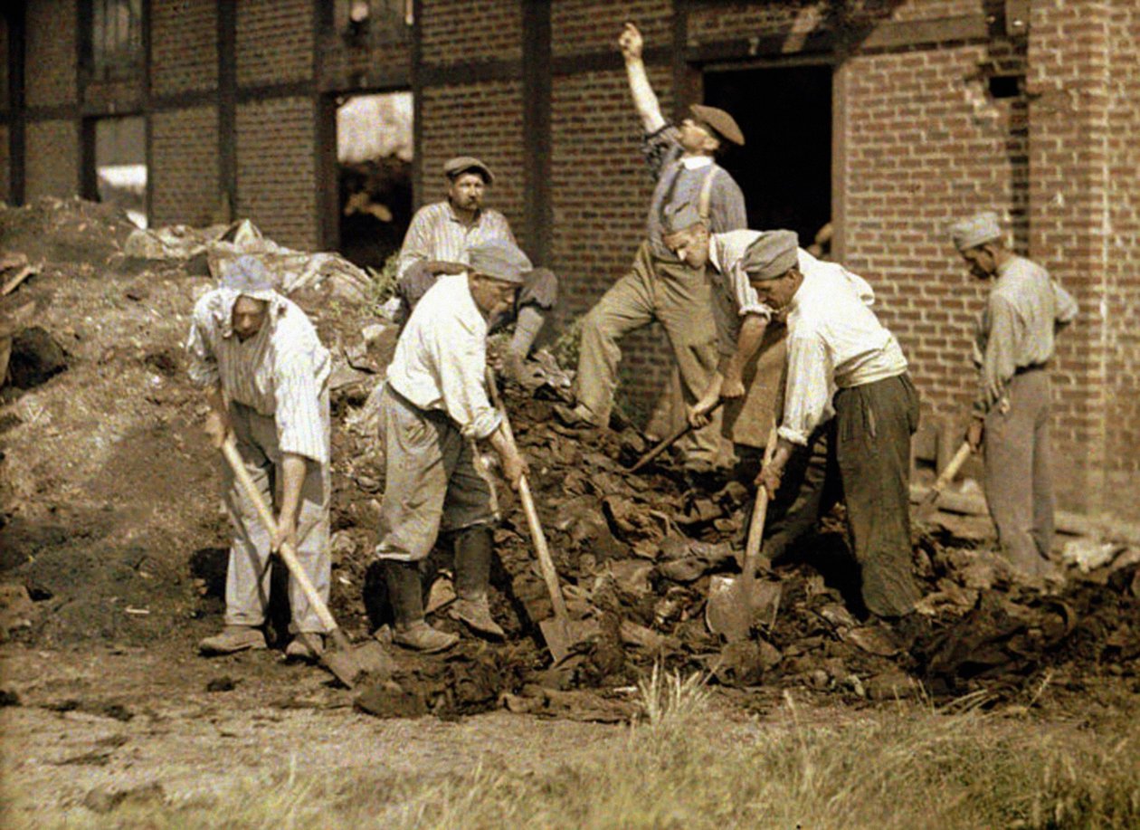 建物の破片でシャベルを扱う兵士、ソワソン、アイヌ、フランス、1917年（オートクローム） 作： フェルナンド・キュービル