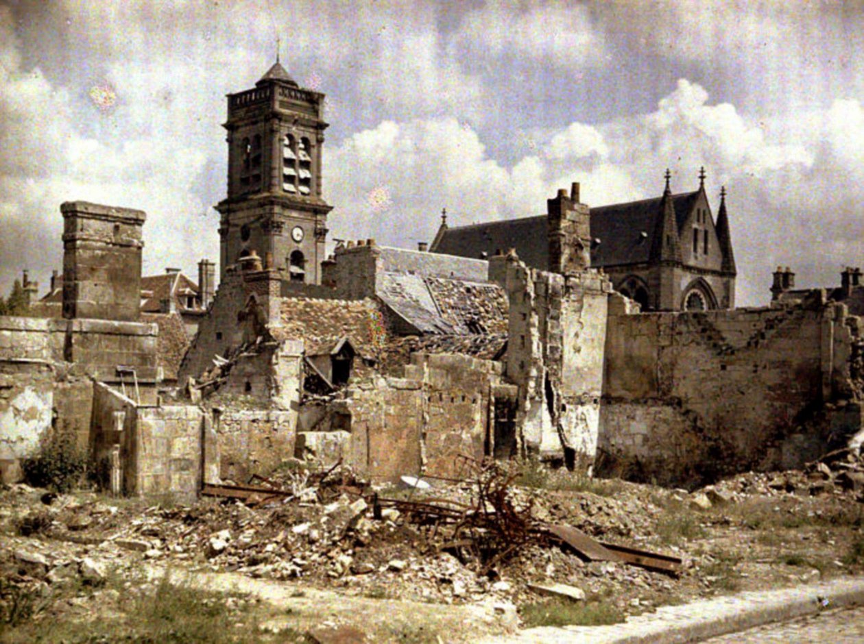 1917年、ソワソン、ソワソン通り、フランス、アイヌにある教会と破壊された建物 作： フェルナンド・キュービル