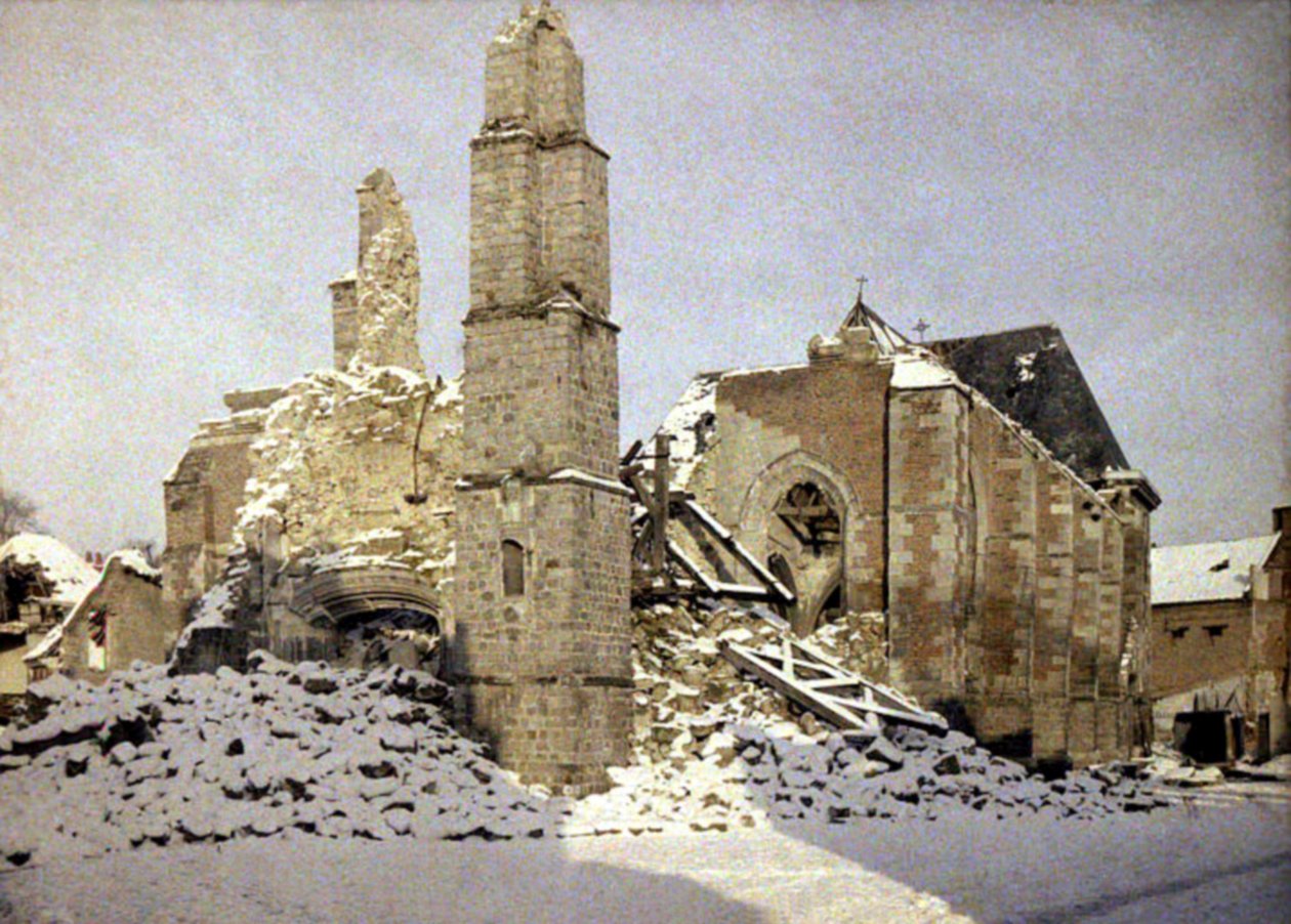 1917年2月、フランス、アイヌのショーニー、ドイツ軍の後退中に爆破されたサンマルタン教会（オートクローム） 作： フェルナンド・キュービル