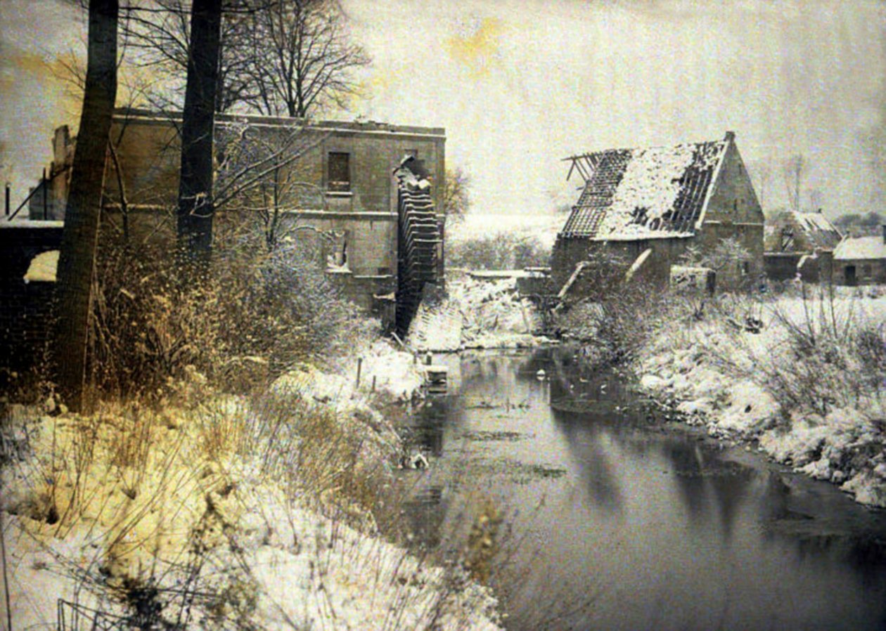 雪に覆われた城の損傷した水車小屋、ショーヌ、ソンム、フランス、1917年（オートクローム） 作： フェルナンド・キュービル