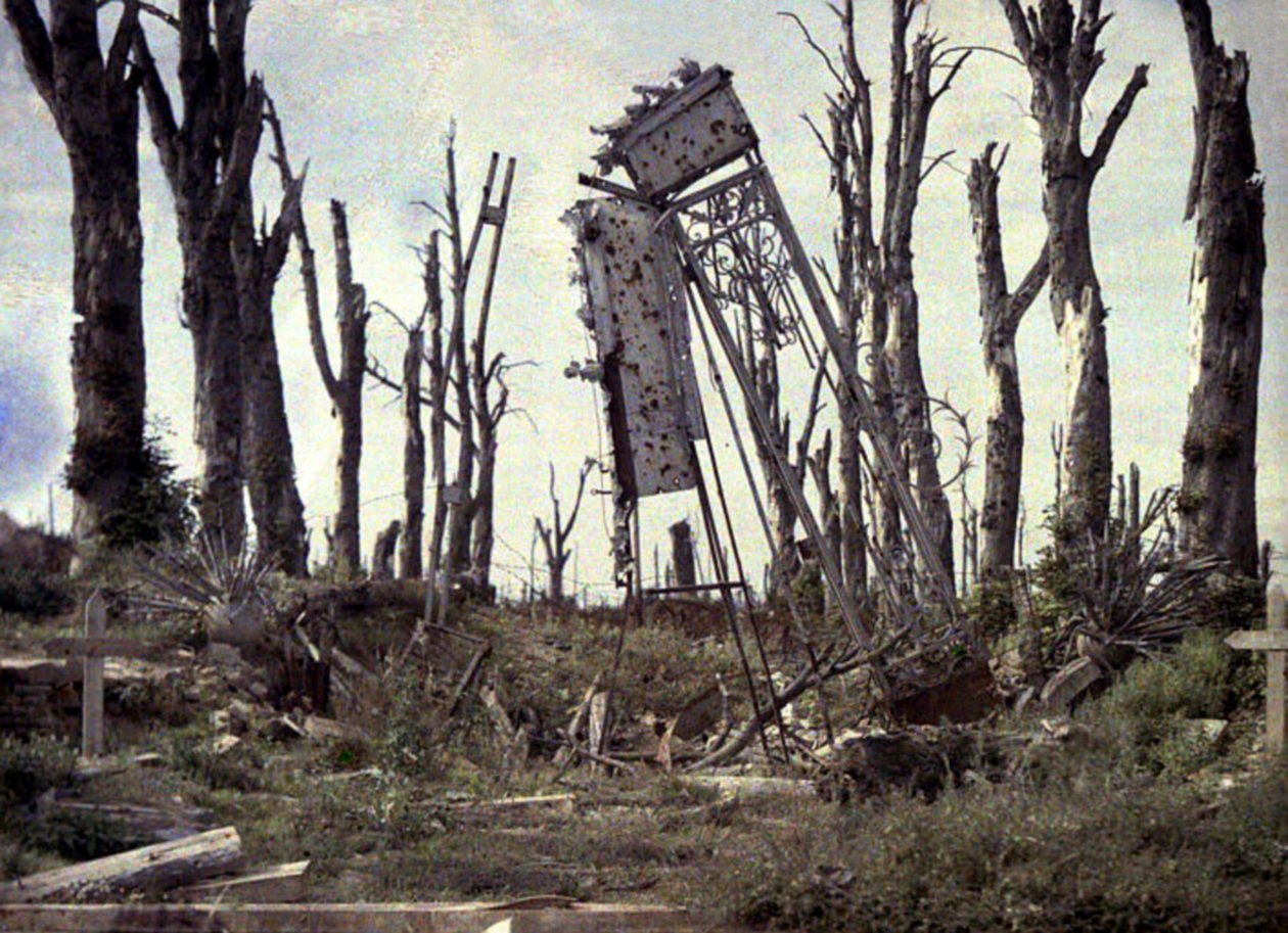 1917年、フランス、ソンムのショールヌ、砲撃によって損傷した城と木々の門（オートクローム） 作： フェルナンド・キュービル