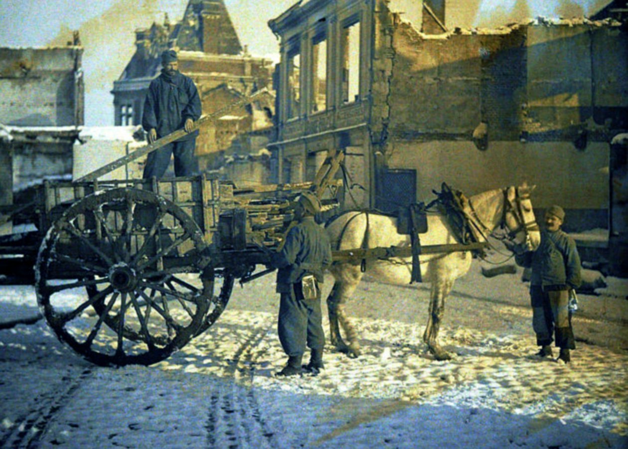 1917年にフランス、アイヌ、ショニーの建物が損傷した通りにいる3人のフランス兵（オートクローム） 作： フェルナンド・キュービル
