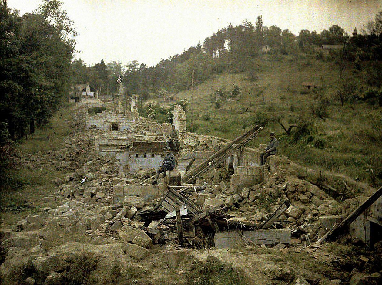 ガラス工場廃墟の3人の兵士、ヴォクロット、カフィー、アイヌ、フランス、1917年（オートクローム） 作： フェルナンド・キュービル