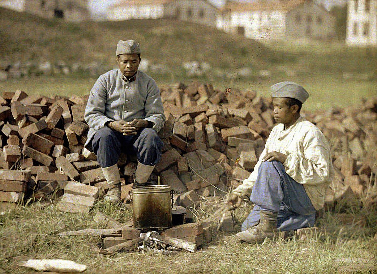 2人のアフリカの兵士、食事を加熱するソワソン、アイヌ、フランス、1917年（オートクローム） 作： フェルナンド・キュービル