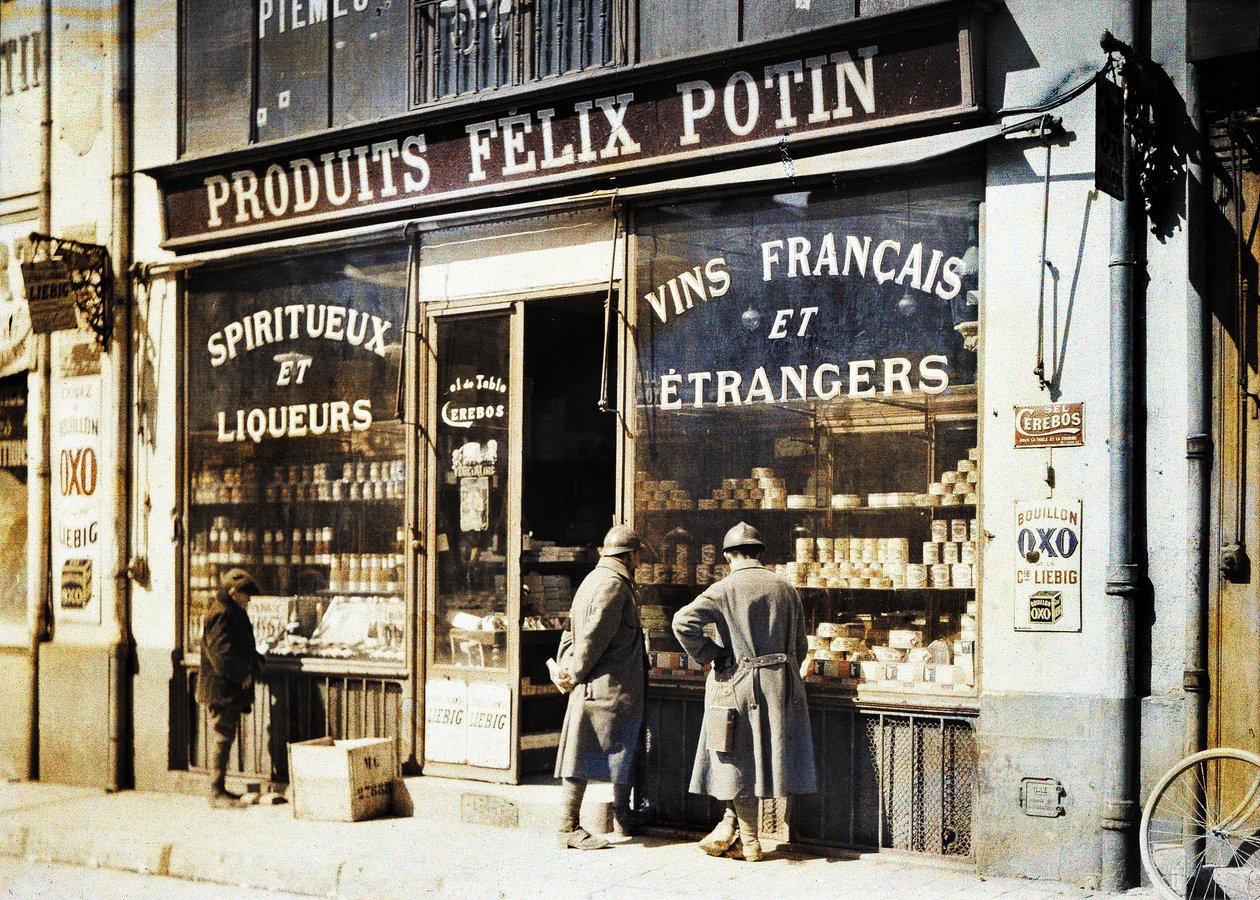 フランスのマルヌ、ランス、1917年に市場で酒屋フェリックスポタンの前でフランス人兵士2人と少年（オートクローム） 作： フェルナンド・キュービル