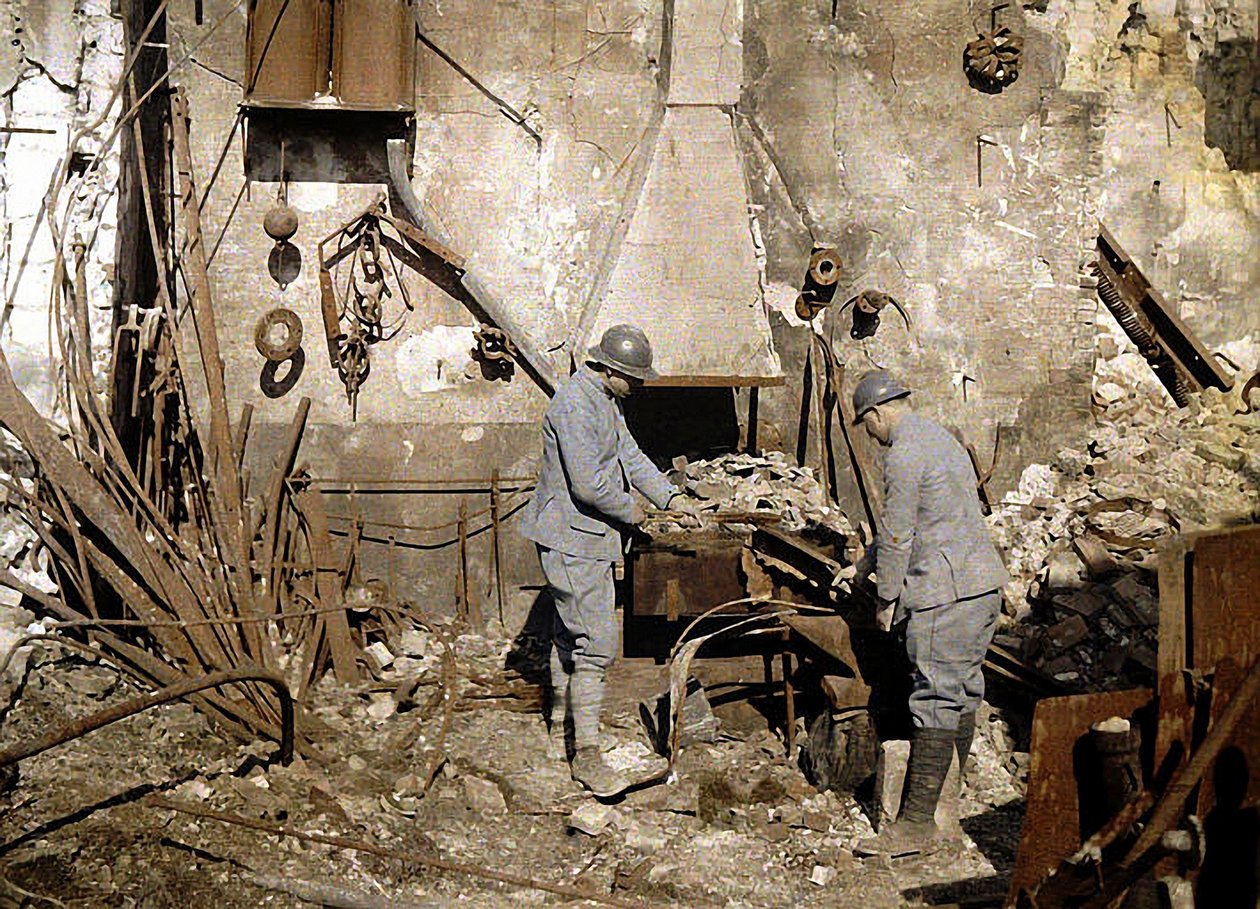 1917年にフランスのランスで手榴弾によって破壊された鍛冶場で働く2人のフランス兵（オートクローム） 作： フェルナンド・キュービル
