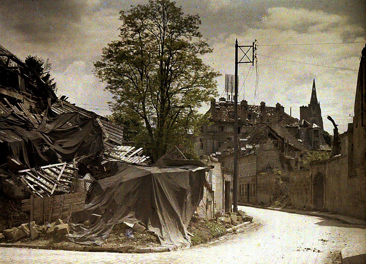 廃墟の眺め、ソワソン、アイヌ、フランス、1917年（オートクローム） 作： フェルナンド・キュービル