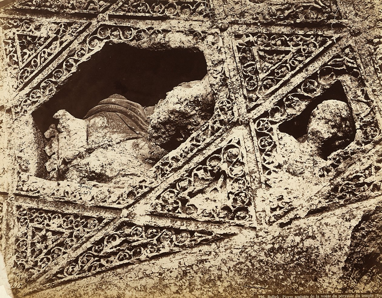 古代シリアの都市、ヘリオポリスまたはバールベック（現在のレバノン）の考古学地区にある神殿の彫刻装飾の詳細です。 作： フェリックス・ボンフィス