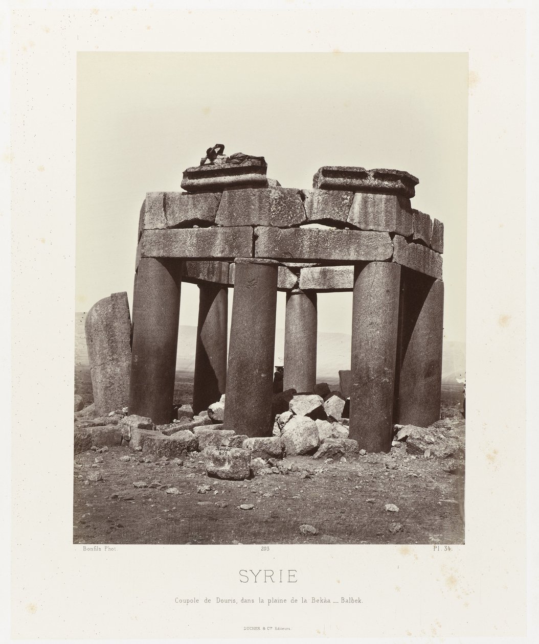 man op by qubba van Douris, nabij Baalbek シリア。 Bekàa 平野の Douris のキューポラ - Balbek (オブジェクトのタイトル) 古代建築：エジプト、ギリシャ、小アジア：写真集（連載タイトル） 作： フェリックス・ボンフィス