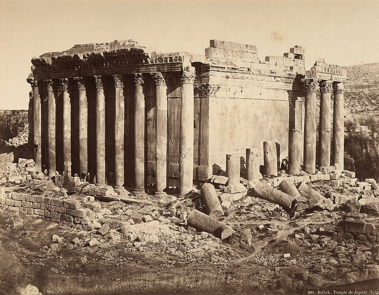 レバノンの古代シリア都市、ヘリオポリスまたはバールベックの考古学地区にあるバッカスの神殿 作： フェリックス・ボンフィス
