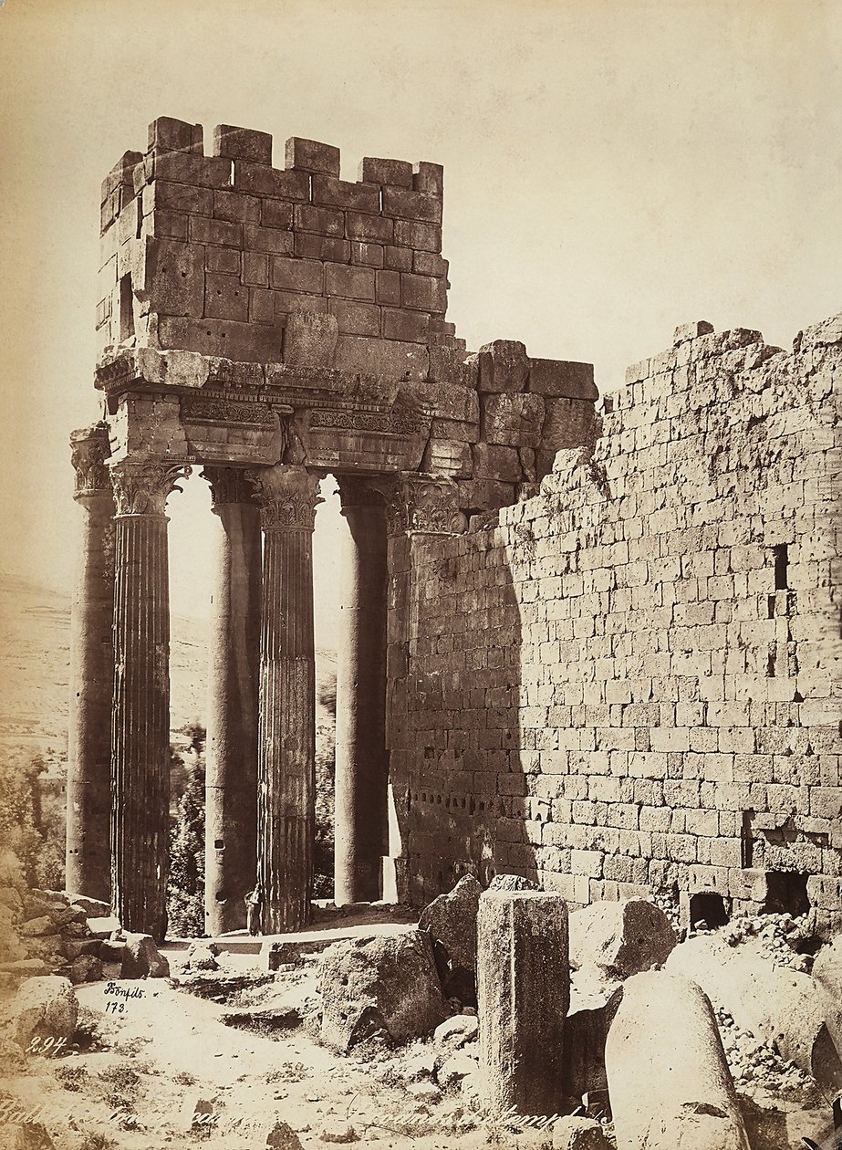 古代シリアの都市、ヘリオポリスまたはバールベック（現在のレバノン）の考古学ゾーンにある、ジュピターまたは太陽の神殿の遺跡 作： フェリックス・ボンフィス