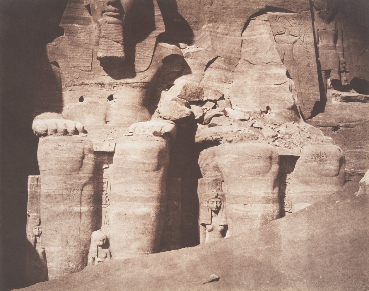 Abo-Sembil、Grand Spéos、下部から見た巨大な彫像、1851-52。 作： フェリックス・テイナード