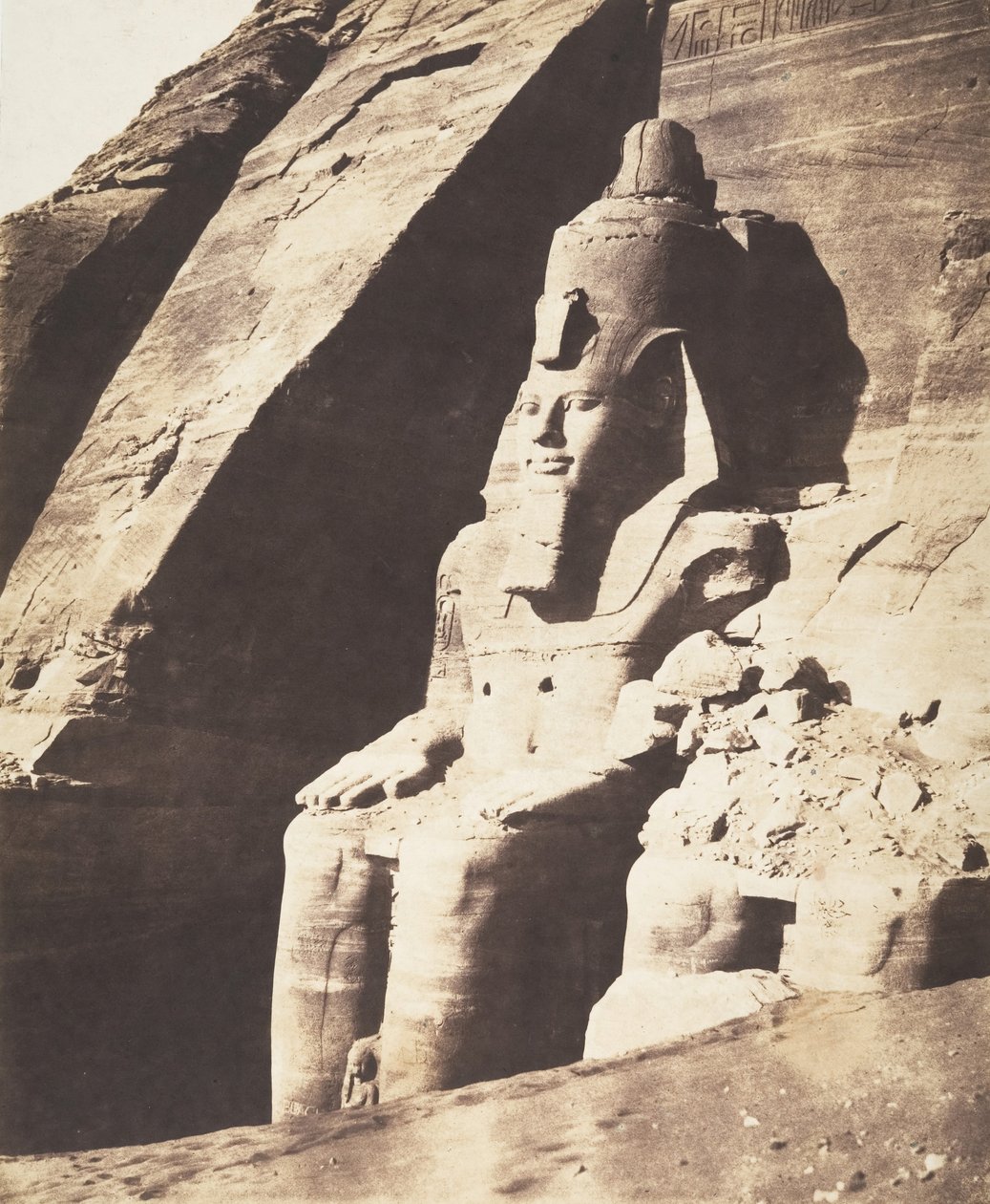 Abou Sembil、Grand Spéos - 巨大な彫像、4分の3の眺め、1851-52。 作： フェリックス・テイナード