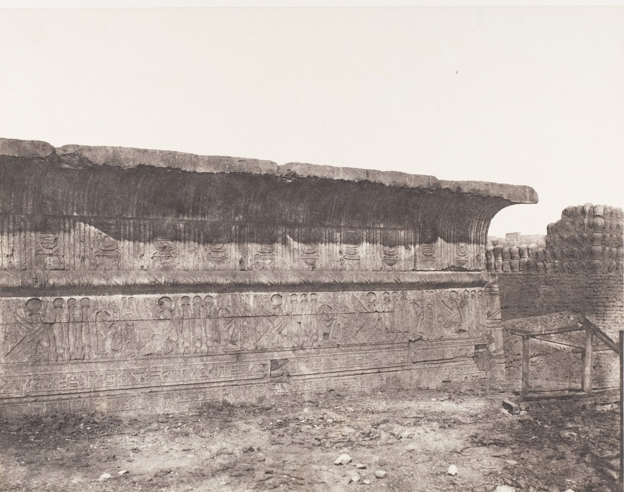 Esneh Latopolis、Sandy Construction - Exterior Wall - Cornice...、1851 ～ 52 年、1853 ～ 54 年に印刷。 作： フェリックス・テイナード