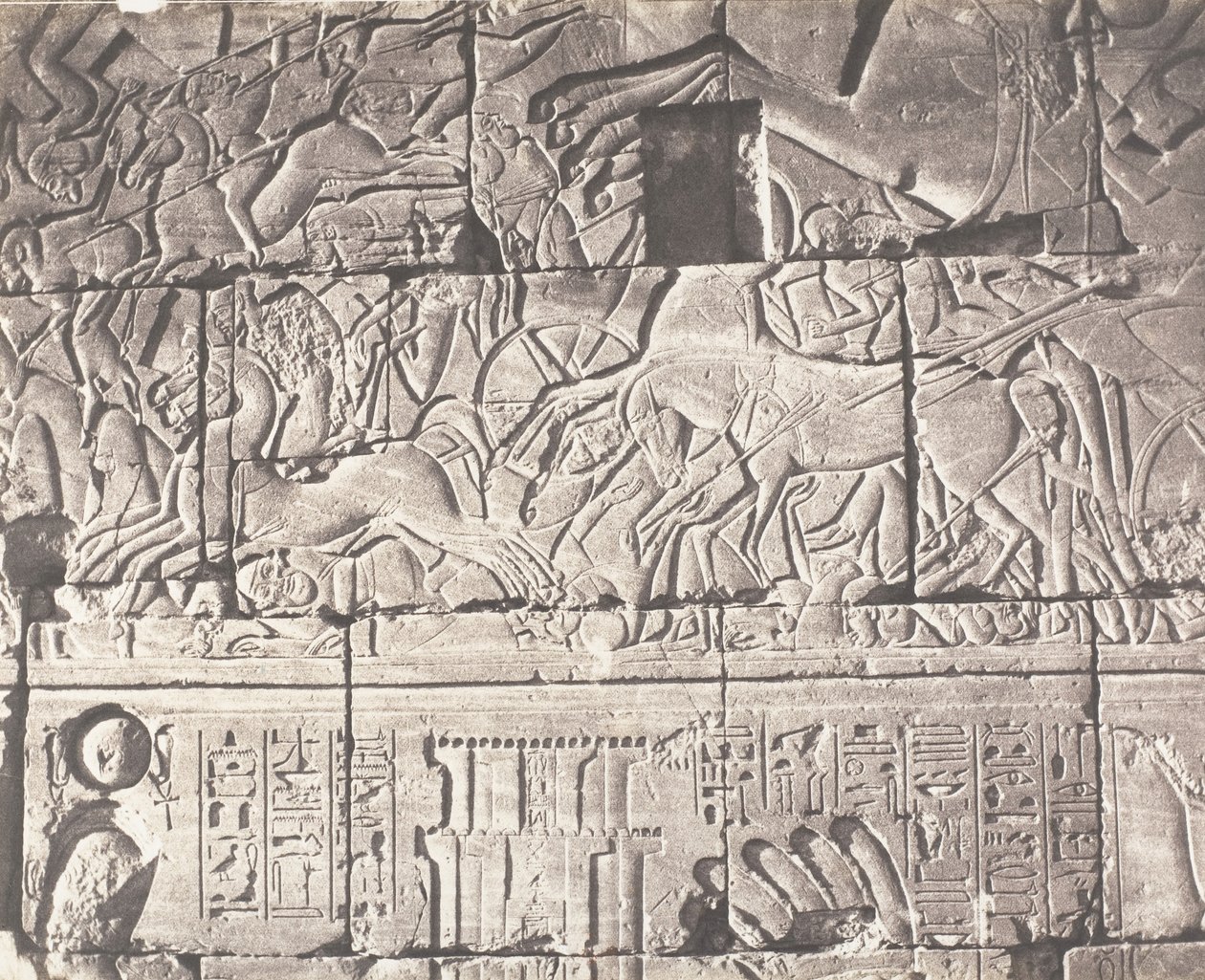 カルナック テーベ、宮殿のエンクロージャー - ポイント O の彫刻の詳細、1851 年から 52 年、1853 年から 54 年に印刷。 作： フェリックス・テイナード