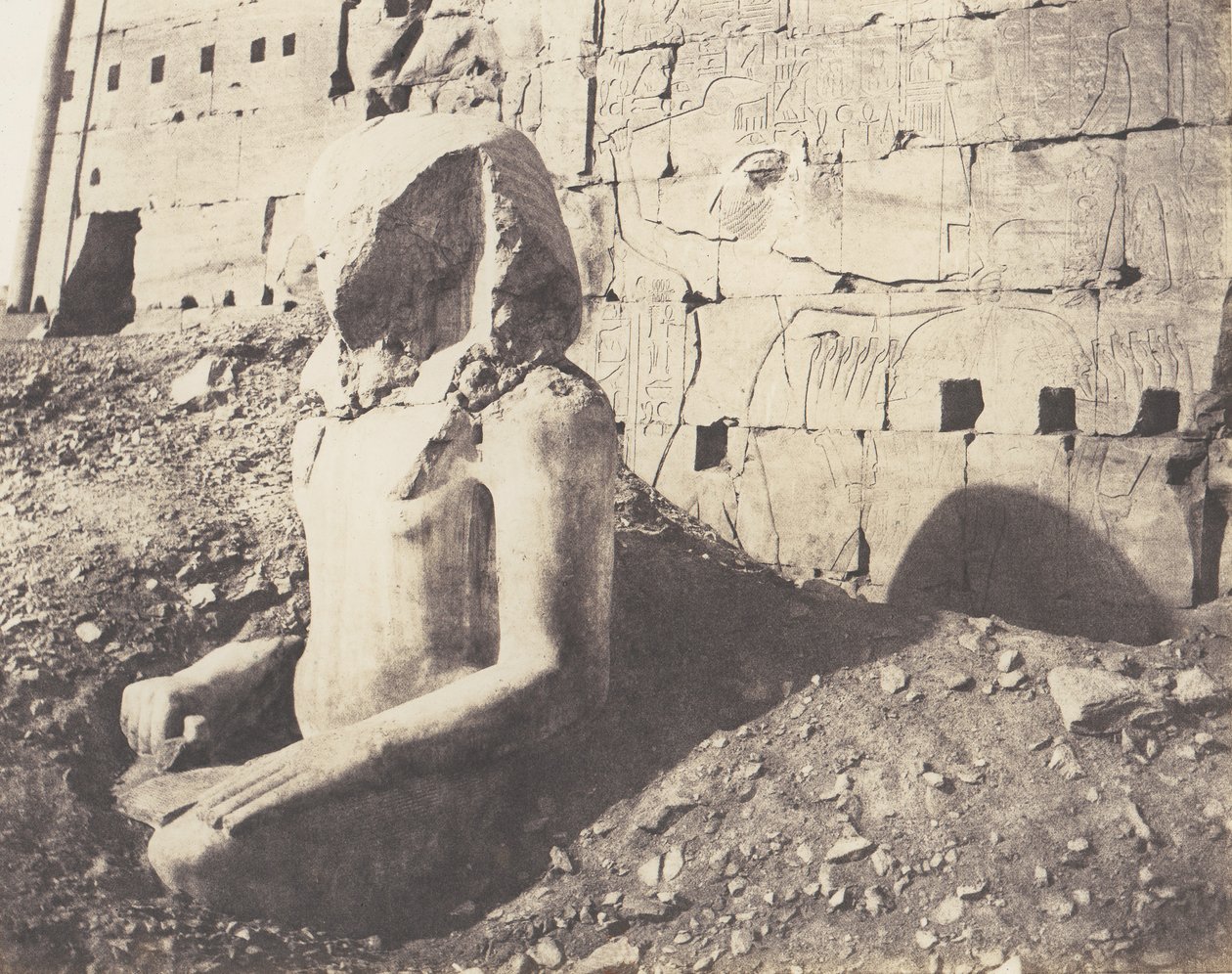 Karnak Thebes、Third Pylon - Colossus of Limestone Spath、D、1851-52 年、1853-54 年に印刷。 作： フェリックス・テイナード