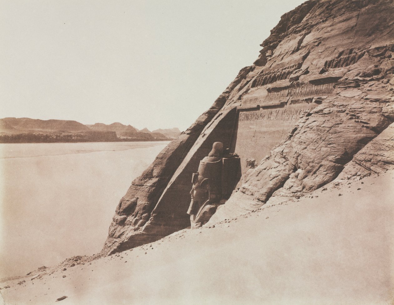 ラージスペオス-1851-1852年のアブシンベルのラムセス2世の砂の斜面神殿からの眺め。 作： フェリックス・テイナード