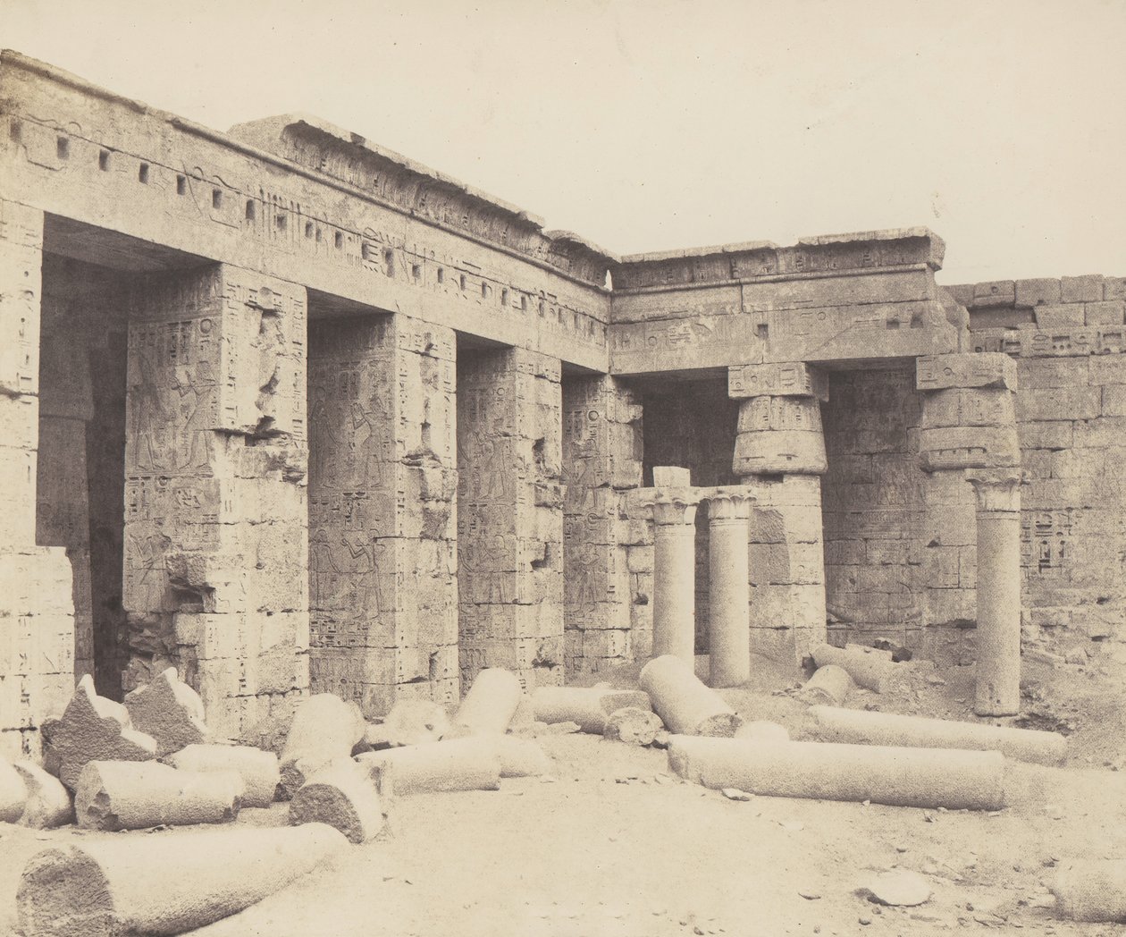 Medinet-Abu Thebes。 その後の構成 - 2 番目の裁判所、1851 年から 52 年、1853 年から 54 年に印刷。 作： フェリックス・テイナード