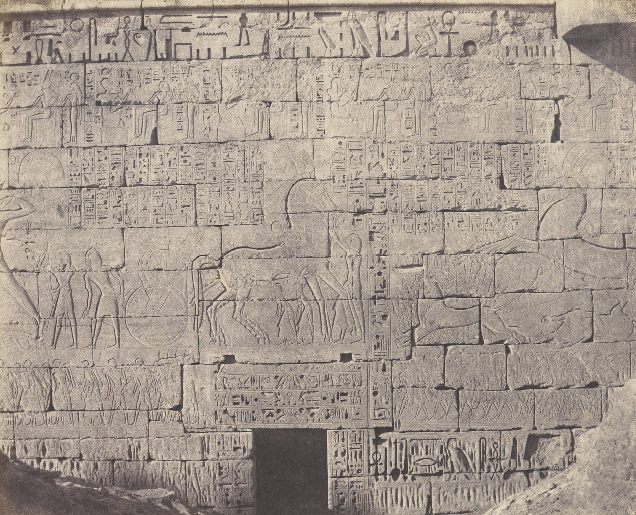 Medinet-Abou Thebes、Constructions Posteriores - Fragment de Sculpt...、1851-52、1853-54 を印刷。 作： フェリックス・テイナード
