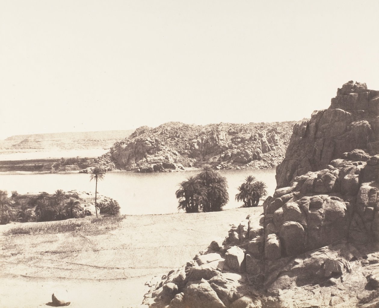 Tâfah、ナイル川のほとりの花崗岩の岩、1851-52年、1853-54年に印刷。 作： フェリックス・テイナード