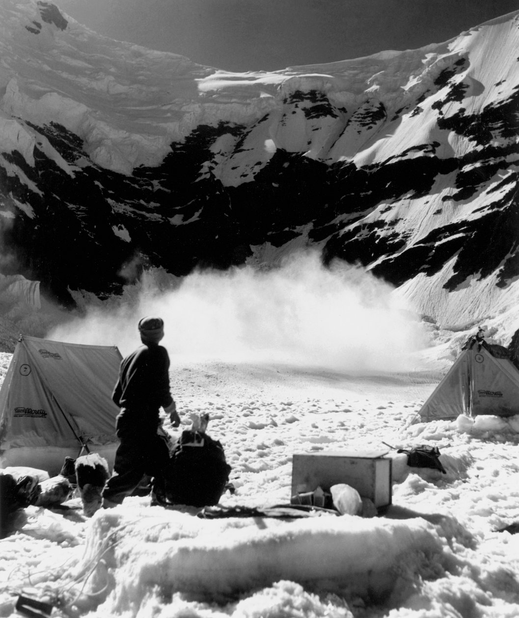 ベースキャンプと近くの雪崩！標高5100m 作： フォスコ・マライーニ