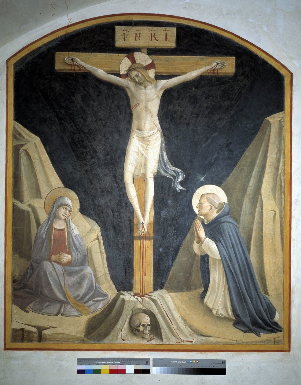 聖母マリアと聖ドミニクとのはりつけ。十字架上の刻印「INRI」1442 作： フラアンジェリコ