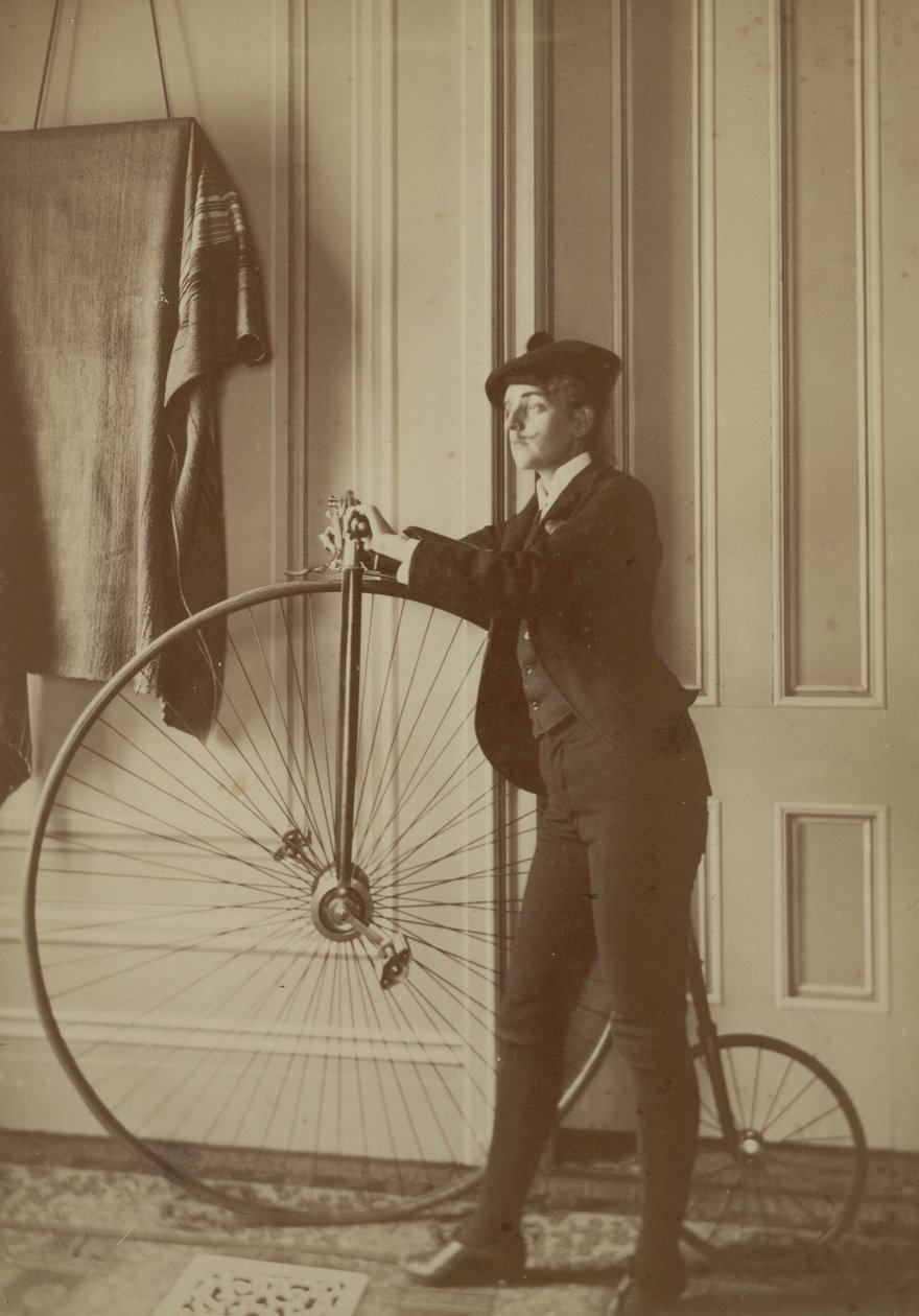 Talon sisällä Penny Farthing -pyörä, n. 1890 (seepiakuva) 作： フランシス・ベンジャミン・ジョンストン