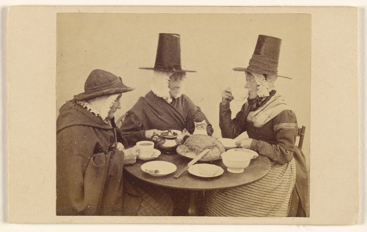 [テーブルに座ってお茶を飲む3人のウェールズ人女性] 作： フランシス・ベッドフォード