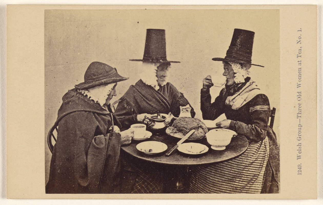 ウェールズのグループ - お茶を飲む3人の老婦人。第1号。 作： フランシス・ベッドフォード