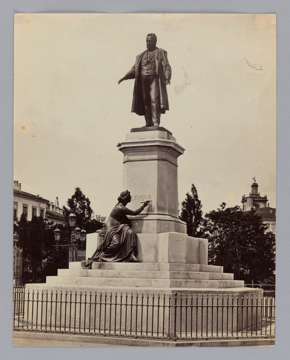 ミラノ。アントニオ・タンタルディーニ（1829-1879）とオドアルド・タバッキ（1831-1905）、イタリアの政治家・実業家カミッロ・ベンソ・カヴール伯爵の記念碑 作： フランシス・フリス