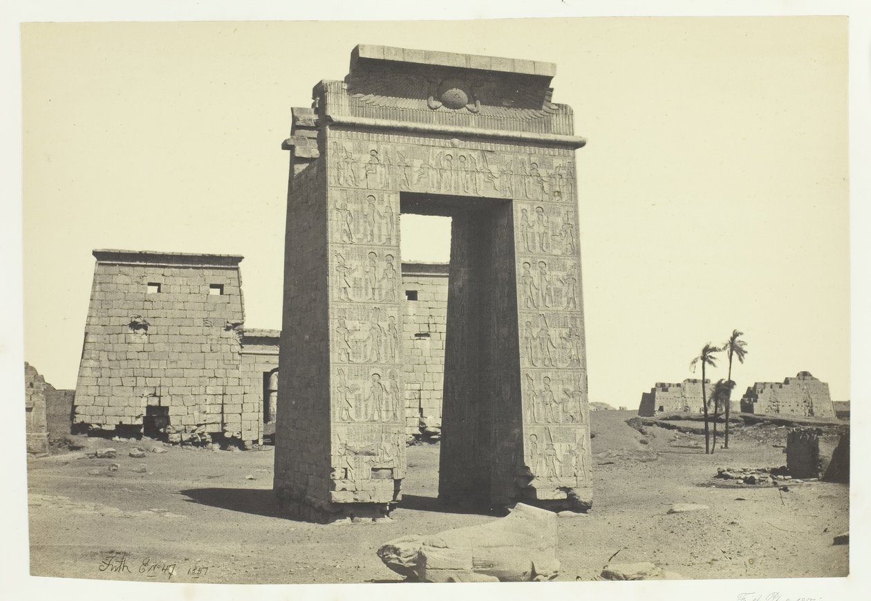 彫刻が施されたゲートウェイ、カルナック、1857 年。 作： フランシス・フリス