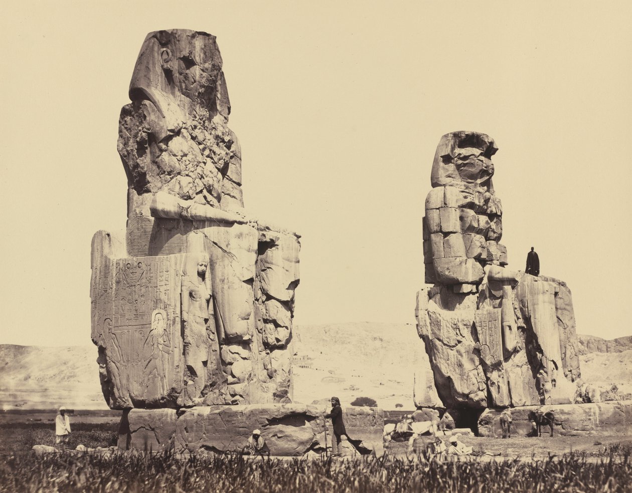 平原の彫像、テーベ、1858年（写真） 作： フランシス・フリス