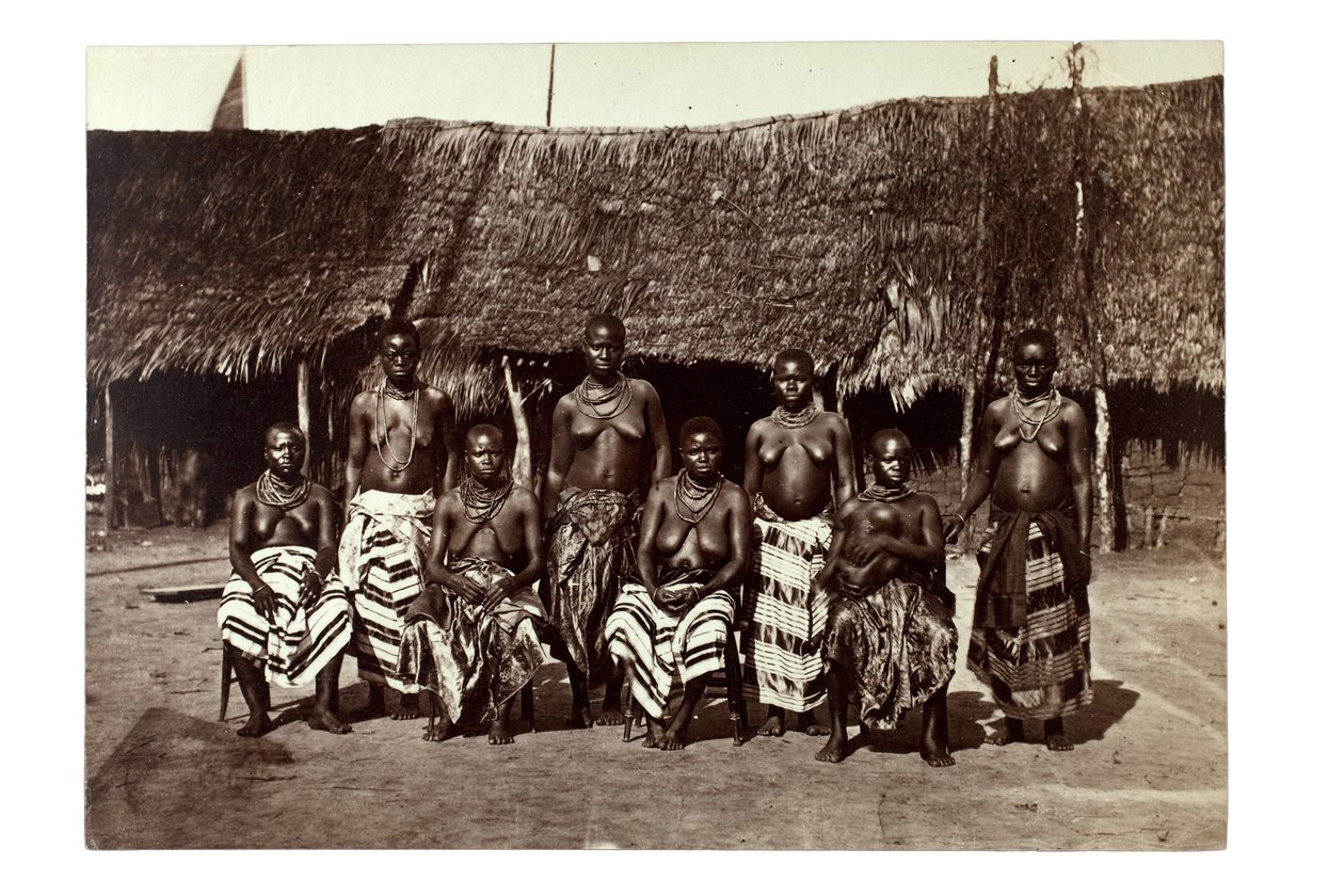 キングジョージの妻、オポボ、ナイジェリアのカラバルの近く、1870年頃（アルブメンプリント） 作： フランシス・W・ホアケ