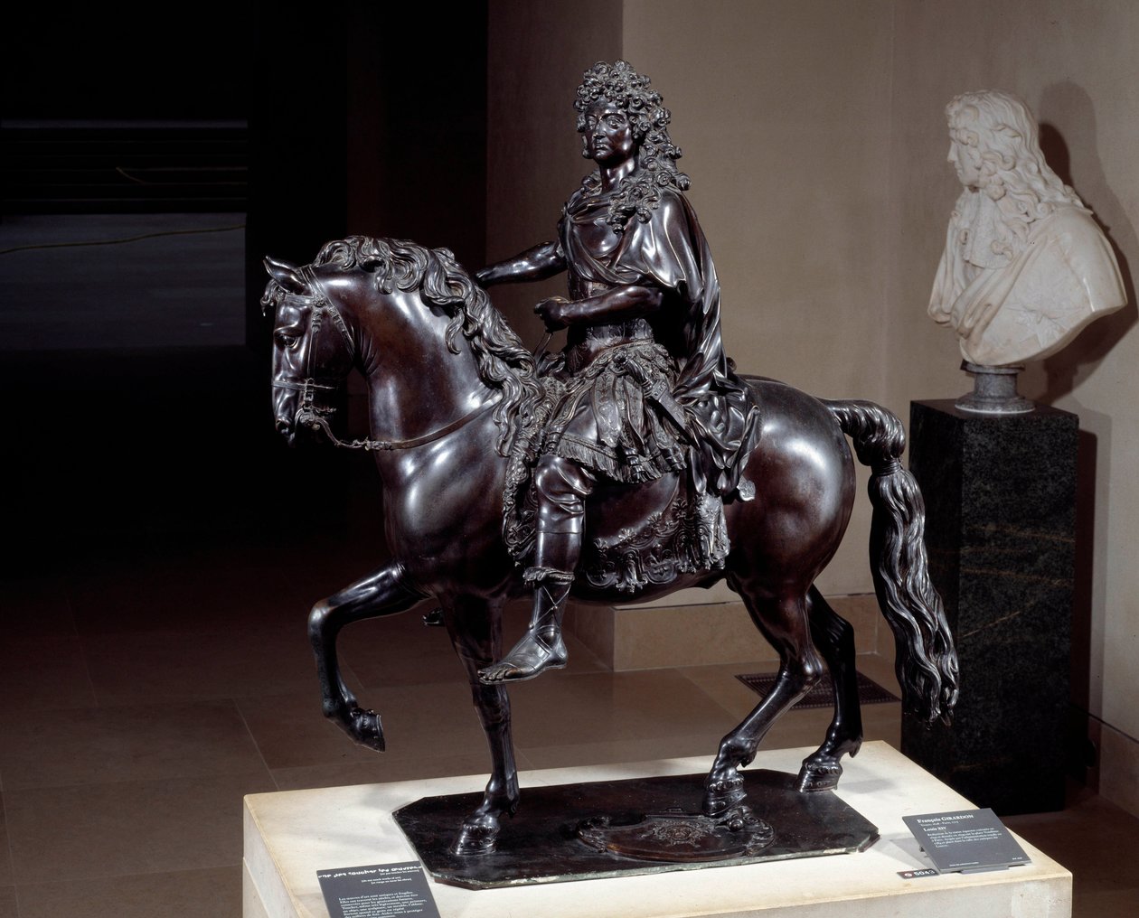 ルイ14世（1638-1715）の騎馬像、ロストワックスで溶かしたブロンズ製。フランソワ・ジラルドン（1628-1715）による彫刻。17世紀。日 1,02x0,98x0,5 m パリ musee du Louvre 作： フランソワ・ジラルドン