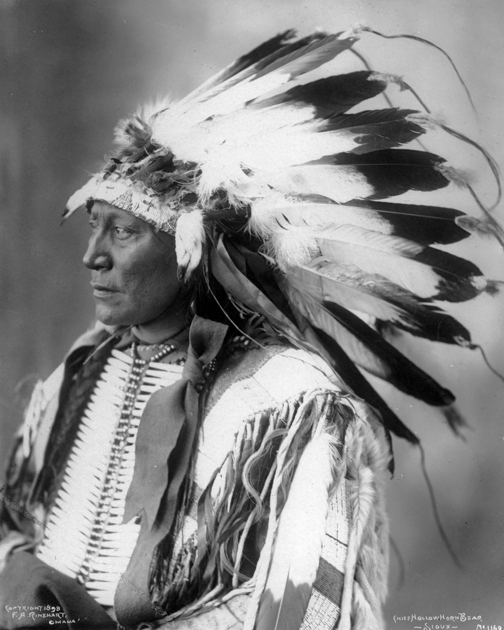 中空ホーンベアの首長、スー、1898年 作： フランク・アルバート・ラインハート